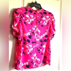 Super cute hot pink w/ navy print top!
